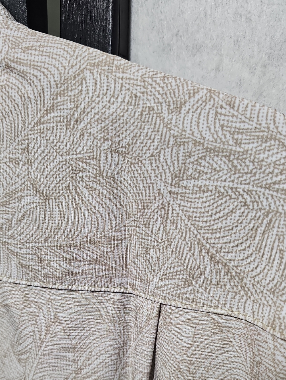 Thomas Sterling Short Sleeve Button-Down Shirt Light Beige Leaf Print Size M - Picture 5 of 7